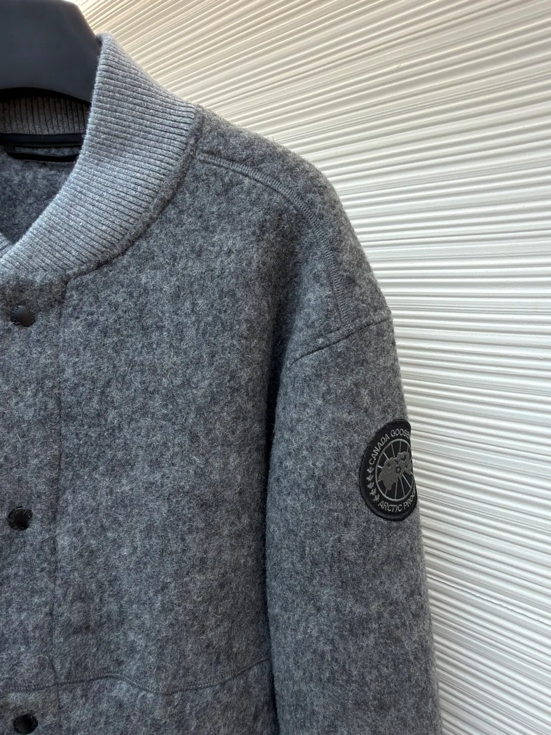 P770 Canada Goose Fleece Badge Button Jacket ●Original version: purchased and developed by 6199 ●Item number: 1682131-C55 ●Fabric: wool blended fabric ●Technology: rib knitting ●Color: dark gray ●Version: fitted version ●Weight: about 910 grams ●Size: S-M-L-XL ●Description: Wool blend fabric: The main fabric of this jacket is light gray wool blend fabric to improve the fabric's wear resistance, wrinkle resistance and warmth. Wool provides good warmth and a natural feel, while blended fibers enhance the fabric's practicality and durability. Rib knit at collar, cuffs and hem for added stretch and fit. The cutting process needs to ensure that the texture and color of the fabric are evenly distributed, especially with this light gray tone, to avoid chromatic aberrations. The stretchability of wool-blend fabrics needs to be taken into consideration when cutting pieces to ensure dimensional stability of the finished garment. Use a sewing needle and thread suitable for wool-blend fabrics to avoid damage to the fabric during sewing. The sewing stitches are even and firm to prevent thread stripping. The temperature needs to be controlled during ironing to avoid high temperature damage to the fabric while keeping the fabric smooth and crisp. The overall wiring is straight and delicate, the fabric is comfortable and soft, and the color is consistent without color difference. It can be matched with the same style to create a fashionable look and control various occasions. Customized accessories, complete with three standards, same style for men and women!